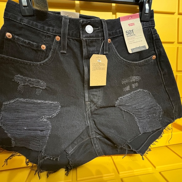 Levi’s Women’s distressed shorts - Picture 2 of 6
